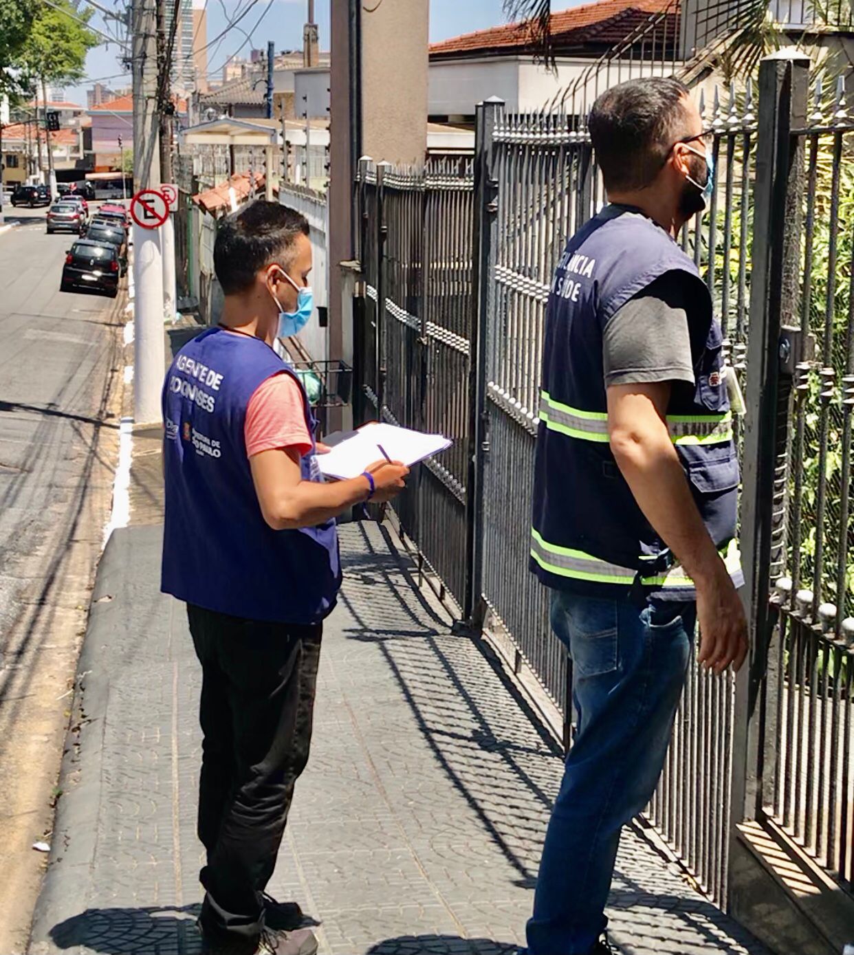 Agentes da Vigilância Ambiental e Zoonose visitando moradores